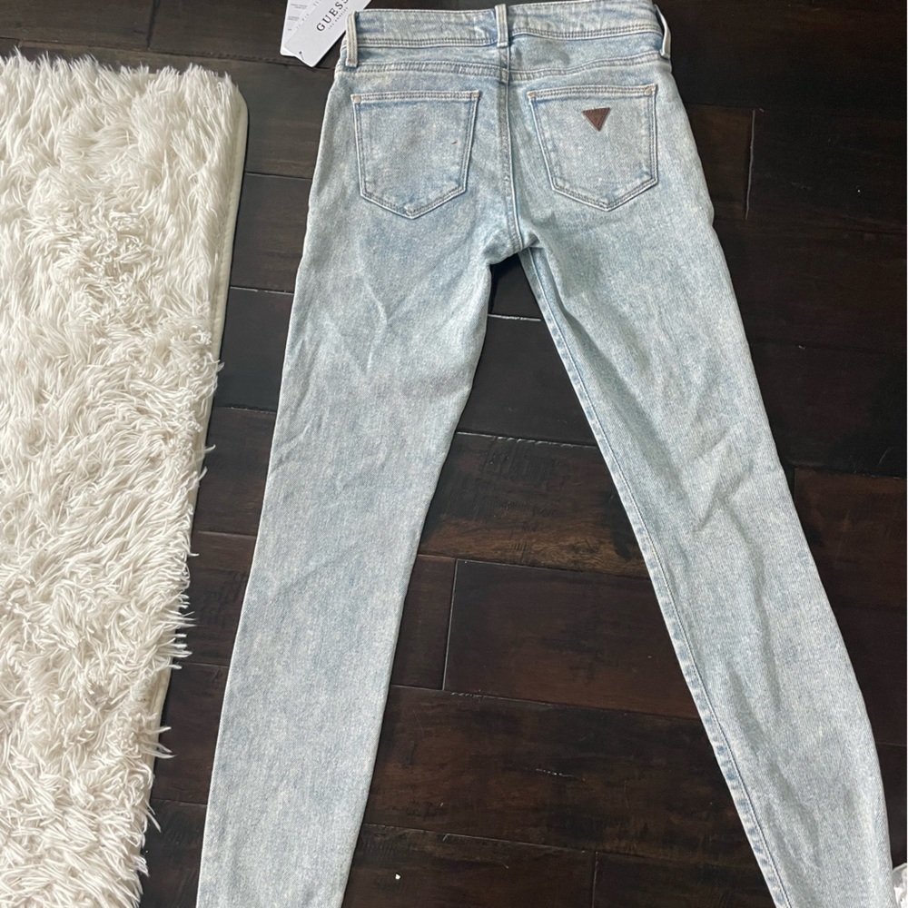 GUESS skinny jeans - size 24 - NWT - light wash